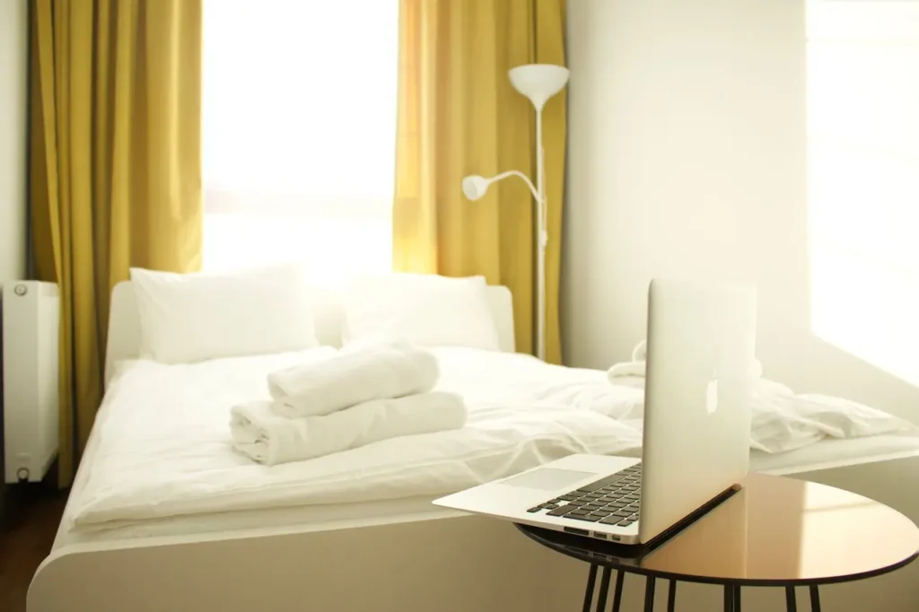 Sypialnia z Oliwkowymi zasłonami w połączeniu z białą pościelą